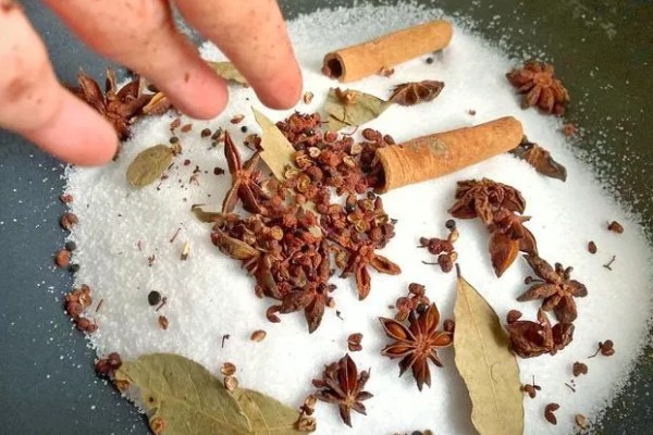 如何去除果蔬表面农药残留，建议用温水清洗