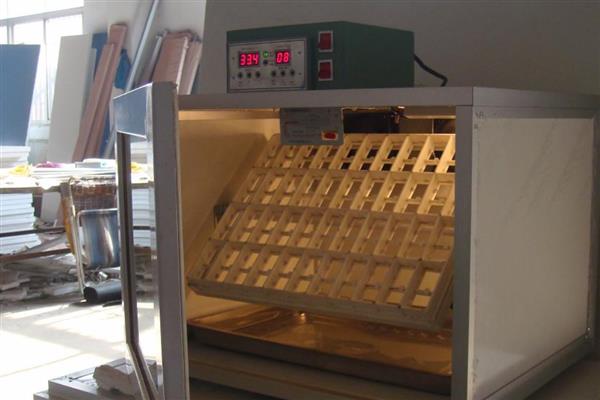 孵蛋器孵蛋的注意事项，机盘中的水位要盖过加热器