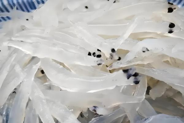 江西南昌的特产,有军山湖大闸蟹、生米藠头等