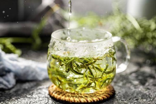 绿茶的品种，常见的有碧螺春、松峰绿茶等