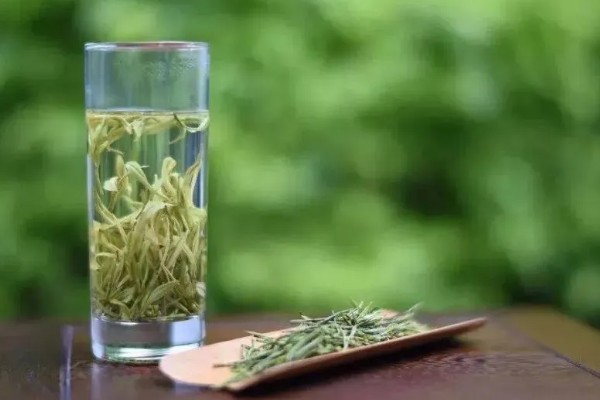 绿茶的品种，常见的有碧螺春、松峰绿茶等