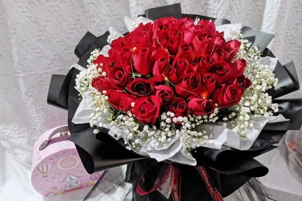 十二朵玫瑰有什么花语，代表心心相印、爱你每一天等含义