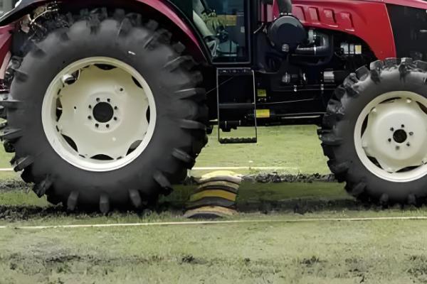 拖拉机怎么保养,擦净污泥可避免生锈