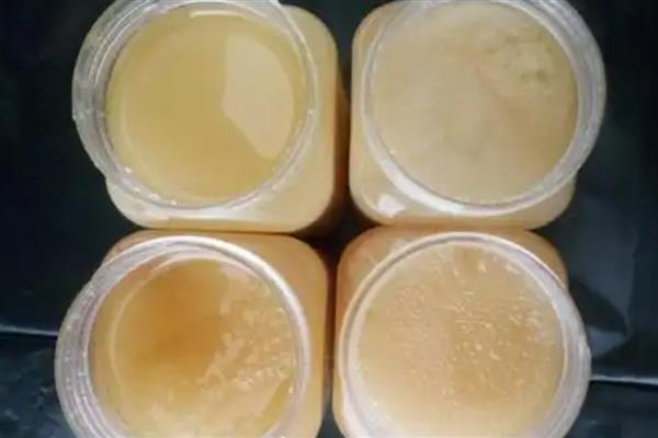 葵花蜜结晶的颜色，多呈浅黄色细粒状或油脂状