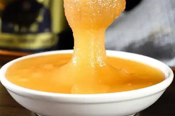 葵花蜜结晶的颜色，多呈浅黄色细粒状或油脂状