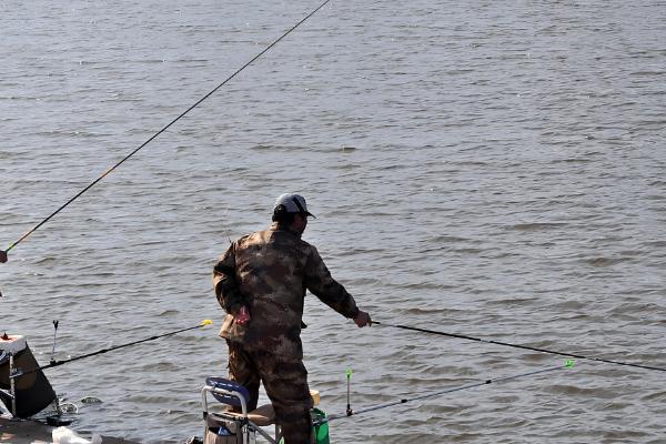 冬季适合在早上还是晚上钓鱼，晴天中午是最佳时间