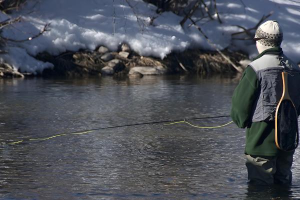 冬季适合在早上还是晚上钓鱼，晴天中午是最佳时间