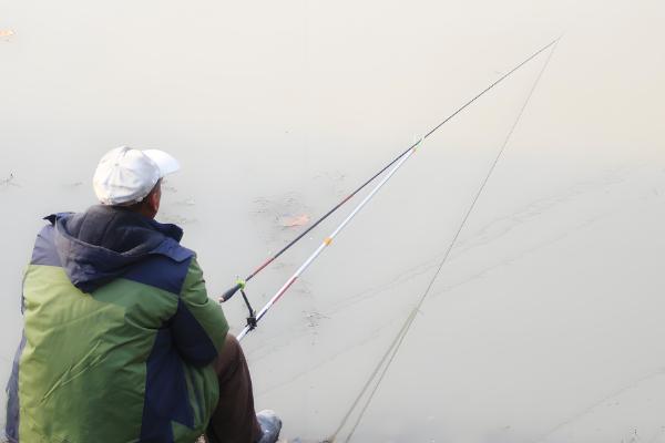 冬季适合在早上还是晚上钓鱼，晴天中午是最佳时间