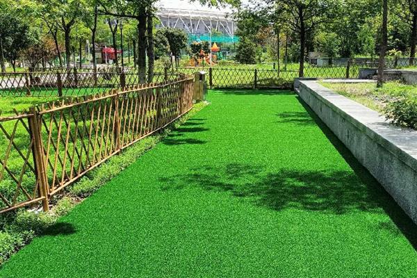 草坪的施肥方法，均匀撒施复合肥等肥料