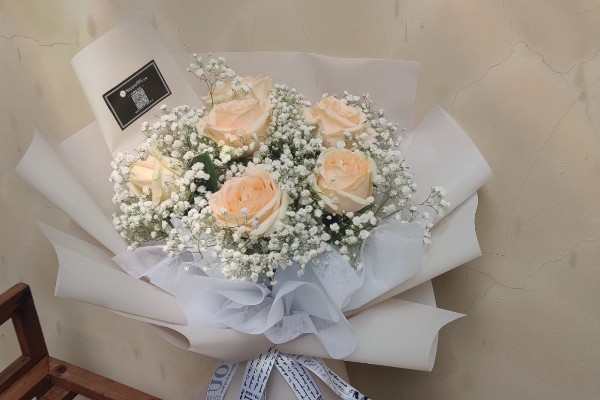 香槟玫瑰的含义，代表纯洁自然、友情友谊等意思