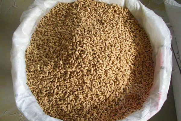 中猪的饲料配方，有贝壳粉、食盐等