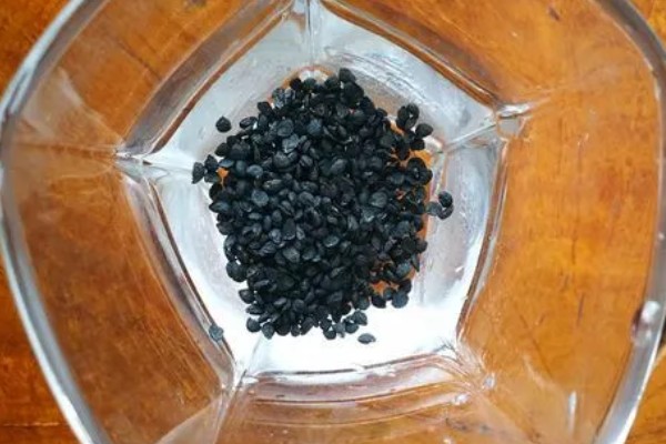 提高韭菜种子发芽率的方法，浸种消毒是有效措施