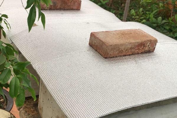 蜂箱要盖覆布的原因，可以起到保温、放热等效果