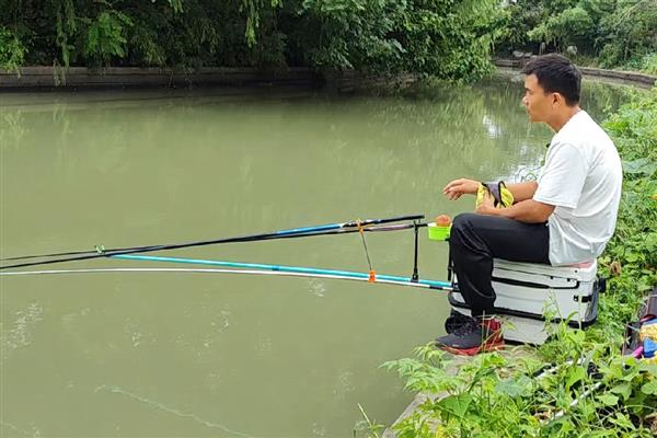 搓饵钓鱼过多长时间才提竿，鱼儿进窝后每隔3-5分钟提一次