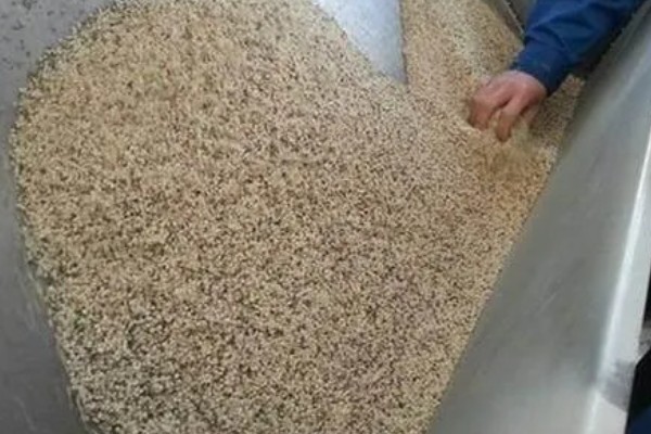 玉米芯怎么做饲料，首先要用粉碎机对玉米芯进行加工