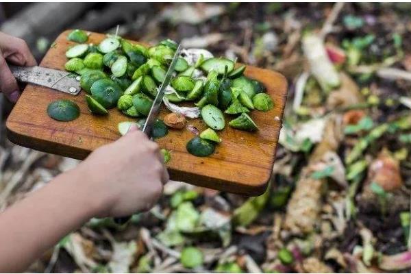 如何制作钾肥，可用果皮和菜叶制作