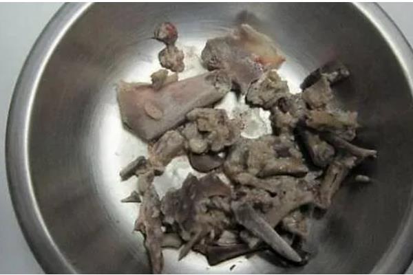 如何制作钾肥，可用果皮和菜叶制作