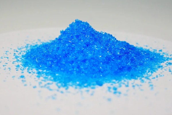 硫酸铜的灌根使用方法，一般是水溶后随水冲施