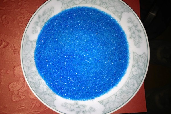 硫酸铜的灌根使用方法，一般是水溶后随水冲施