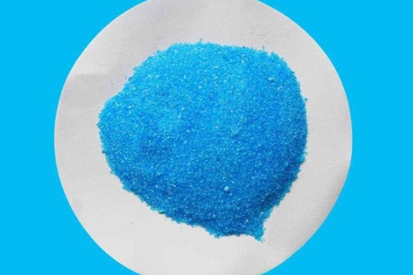 硫酸铜的灌根使用方法，一般是水溶后随水冲施