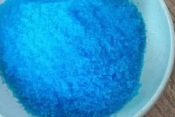 硫酸铜的灌根使用方法，一般是水溶后随水冲施