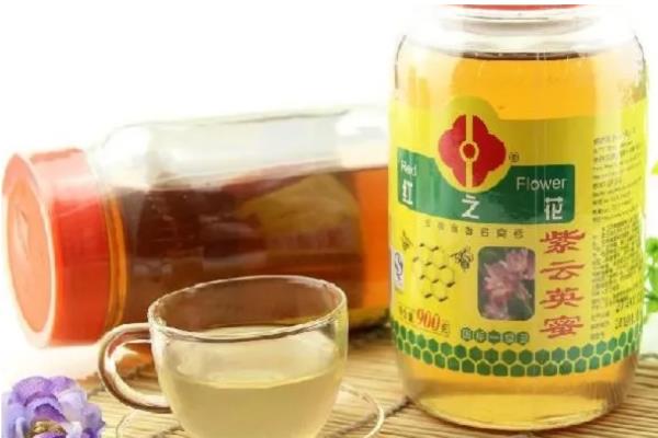 紫云英蜂蜜与椴树蜂蜜的区别，蜜源、色泽、口感等方面都不同