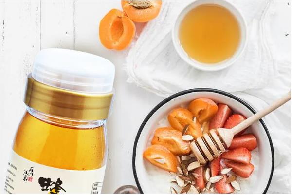紫云英蜂蜜与椴树蜂蜜的区别，蜜源、色泽、口感等方面都不同