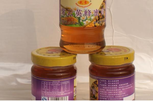 紫云英蜂蜜与椴树蜂蜜的区别，蜜源、色泽、口感等方面都不同