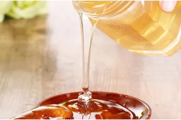 紫云英蜂蜜与椴树蜂蜜的区别，蜜源、色泽、口感等方面都不同