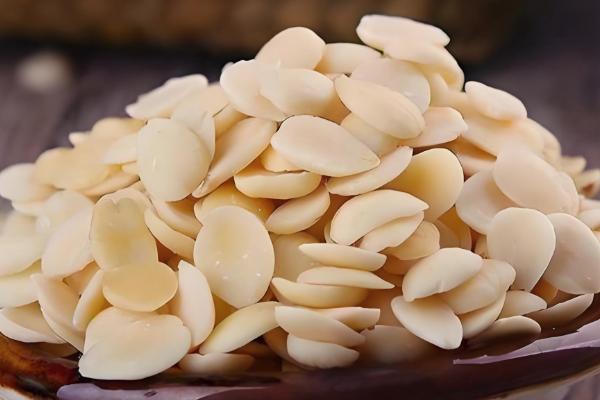 苦杏仁要施什么肥，要施用复合肥、果树专用肥等