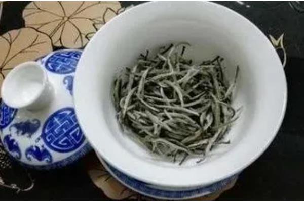 白茶的发酵程度,发酵程度在5-10%之间