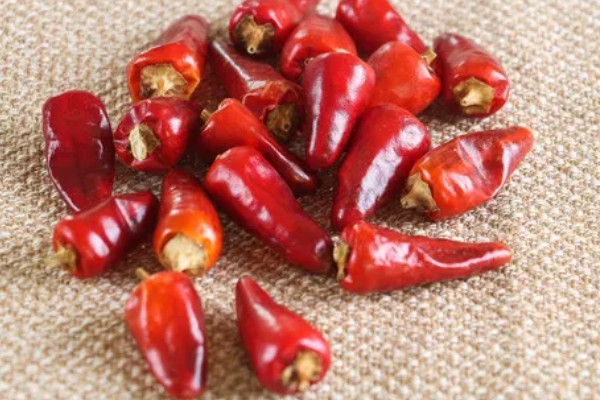 子弹头辣椒怎么吃，可制成泡椒、辣椒粉和香辣菜