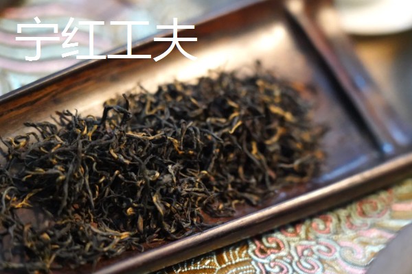 红茶与绿茶有什么区别,外形、制作工艺、口感等方面都不同