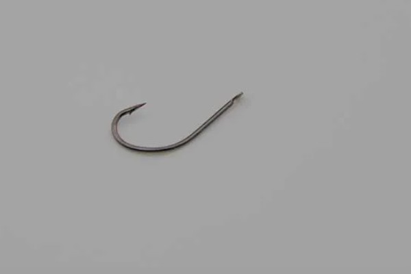 丸世鱼钩的特点，钩条适中、钩门窄