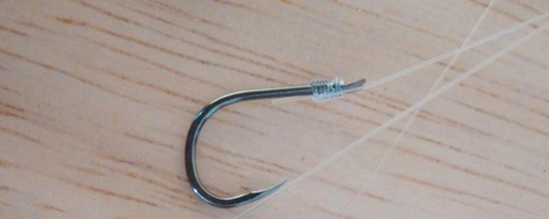 鱼钩绑得又牢又快的方法，按以下三个步骤进行