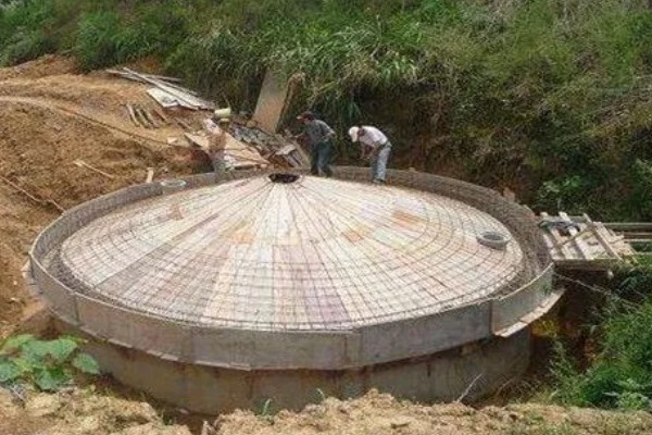 养牛场的修建方法，确保地面中间高、两边低