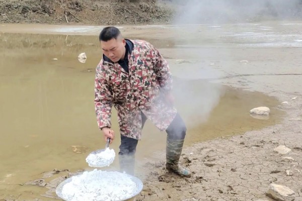 养殖螃蟹放养密度,水塘精养每亩可投放2000只