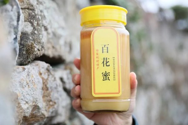 百花蜜的简介,是蜜蜂采集多种花蜜酿成的混合蜂蜜