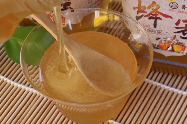 百花蜜的简介,是蜜蜂采集多种花蜜酿成的混合蜂蜜