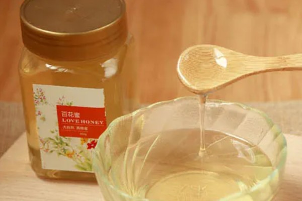 百花蜜的简介,是蜜蜂采集多种花蜜酿成的混合蜂蜜