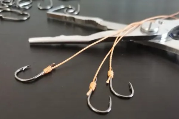 鱼钩绑得又牢又快的方法，按以下三个步骤进行