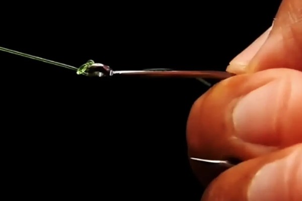 鱼钩绑得又牢又快的方法，按以下三个步骤进行