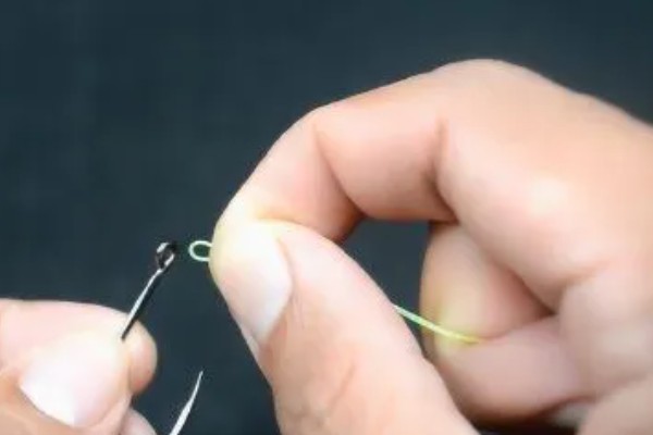 鱼钩绑得又牢又快的方法，按以下三个步骤进行