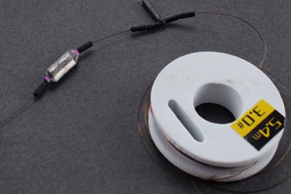 鱼钩绑得又牢又快的方法，按以下三个步骤进行