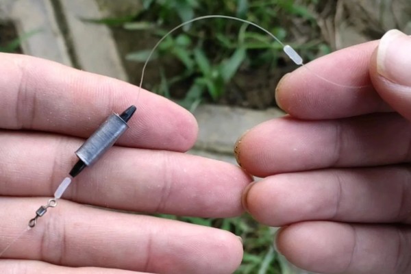 鱼钩绑得又牢又快的方法，按以下三个步骤进行