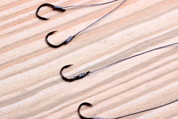 鱼钩绑得又牢又快的方法，按以下三个步骤进行