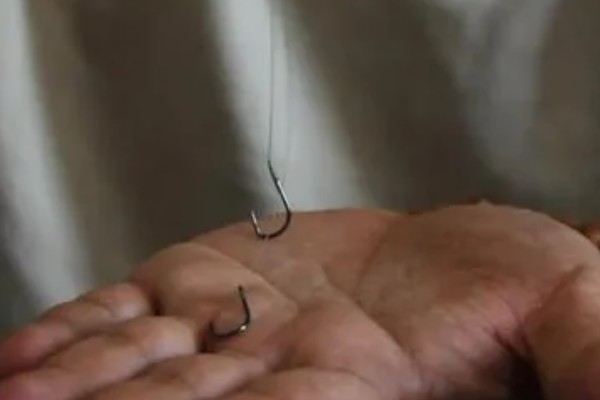 鱼钩绑得又牢又快的方法，按以下三个步骤进行