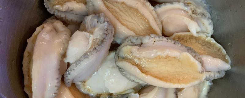 鲍鱼如何清洗，可以先用清水浸泡一会儿