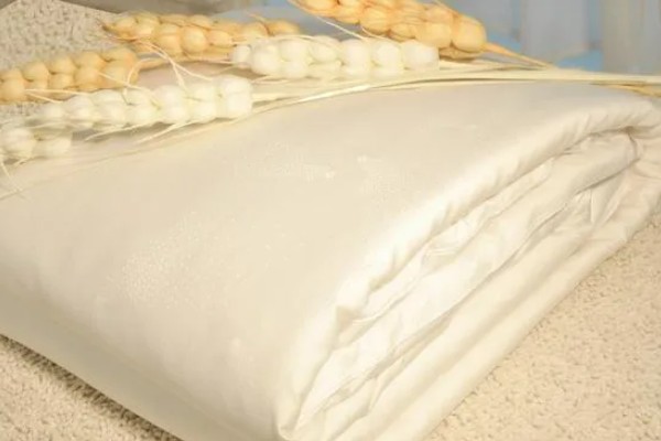 蚕茧做成蚕丝被的方法，可按以下步骤进行