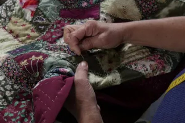 蚕茧做成蚕丝被的方法，可按以下步骤进行